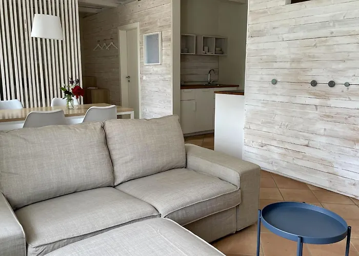 Idyllischer Hof Mit 5 Wohnungen Nahe Des Saaler Boddens * Saal